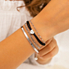 Model draagt zilveren armbanden