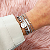 Zilverkleurige armbanden bij meisje 
