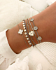 Model draagt zilveren armbanden mix