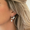 Mooie zilveren earparty in het oor voor een complete look