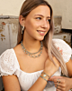 Model draagt zilveren sieraden