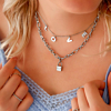 trendy mix van kettingen om de hals voor een mooie look