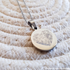Influencer laat zilveren ketting met hartjes vingerafdruk zien