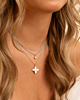 Model draagt zilveren schakelketting