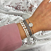 parel armbanden party om pols vrouw met glitter achtergrond