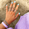 Hand met mix van mooie zilveren ringen