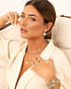 Model draagt zilveren sieraden look