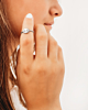 Zilveren vintage initial ring om vinger