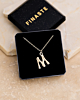 Zilveren vintage initial ketting in sieradendoosje