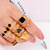 Mix van gouden sieraden met zwarte details