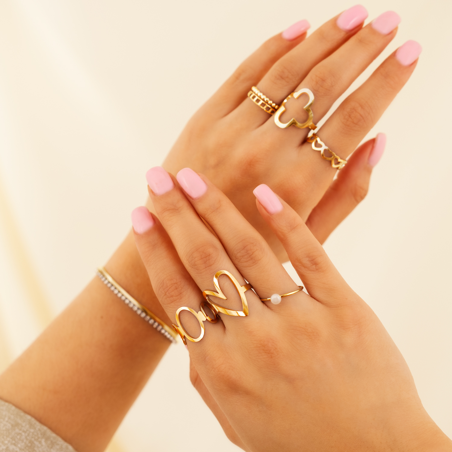 Gouden ringen om vingers