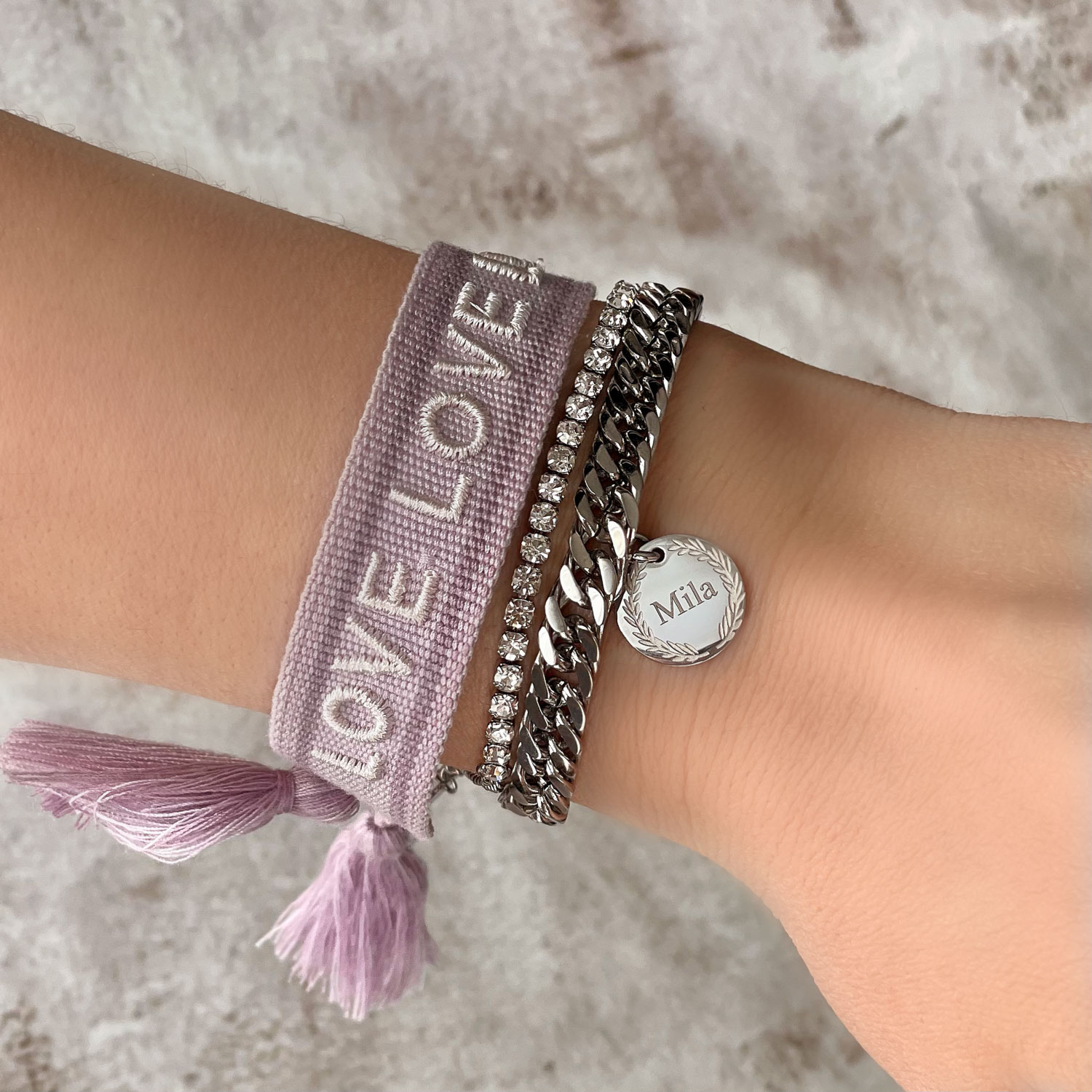 Zilveren armparty met tennis bracelet om pols