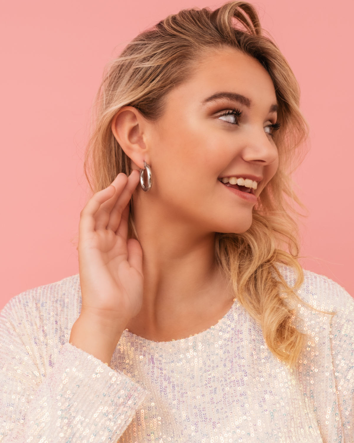 Model met zilveren statement oorringen