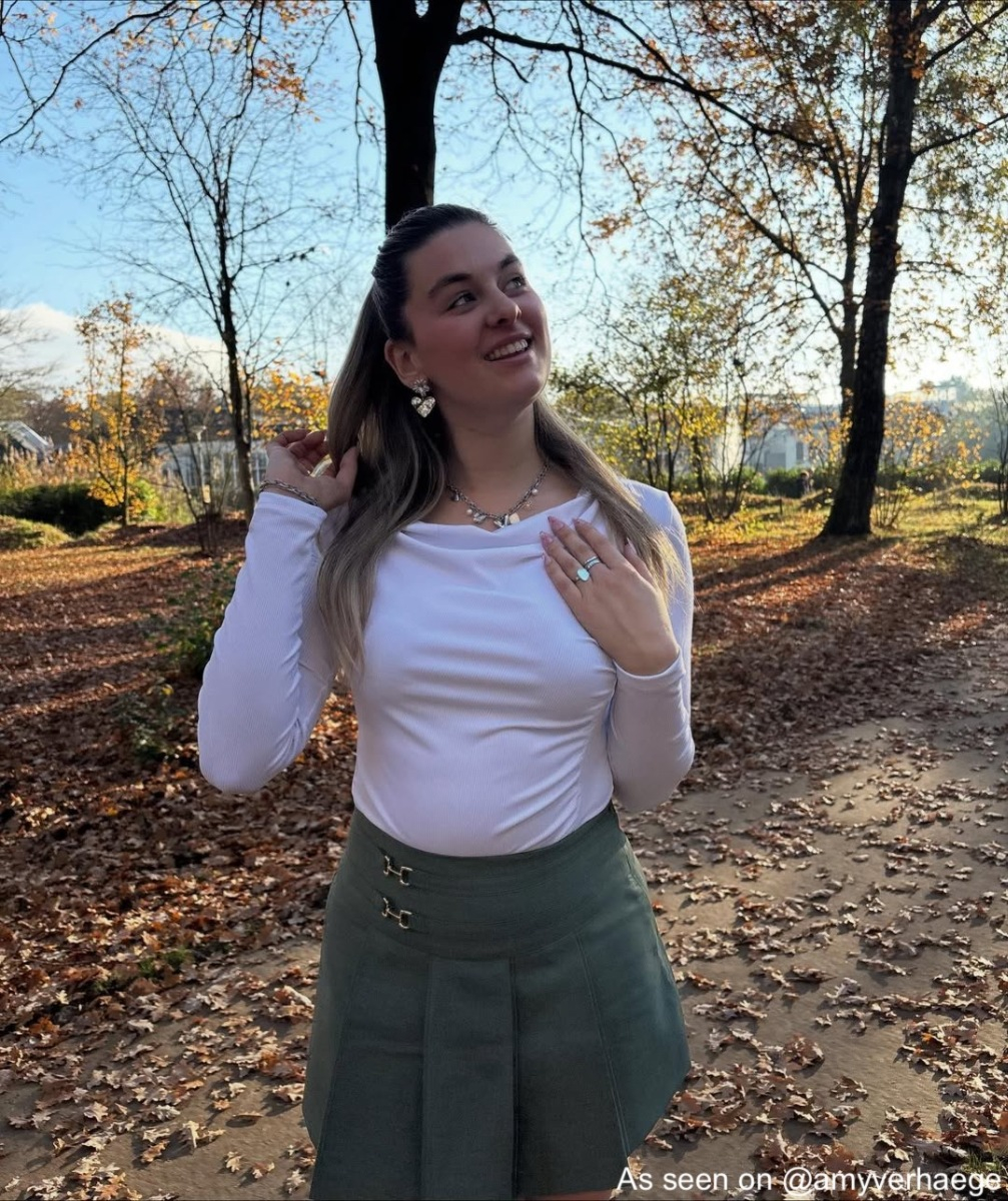 Zilveren statement oorbel bij influencer
