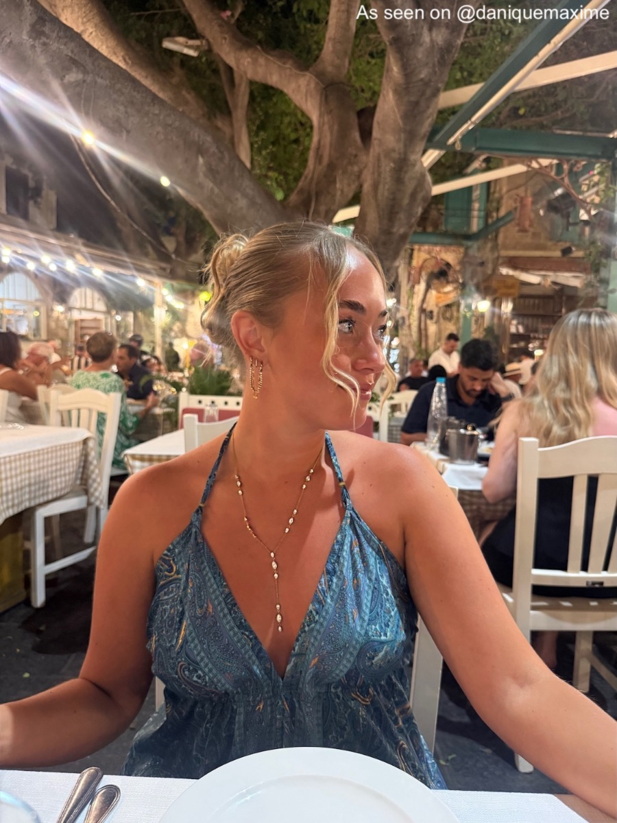 Gouden oorbel en Y ketting bij influencer