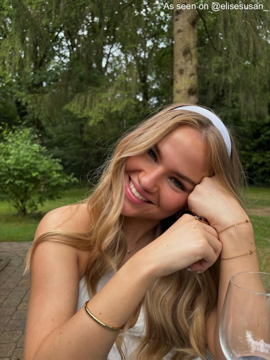 Influencer met gouden armparty