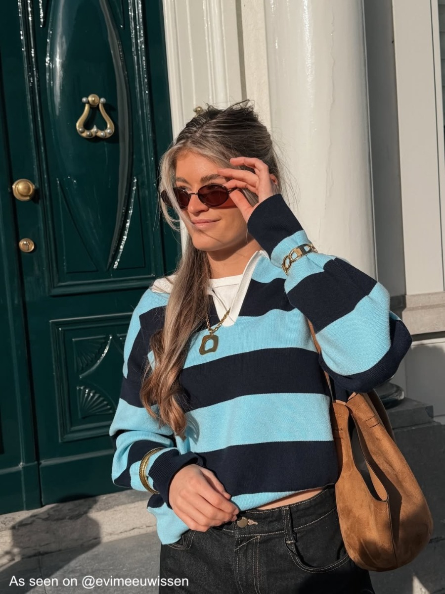 Influencer draagt lange gouden statement ketting