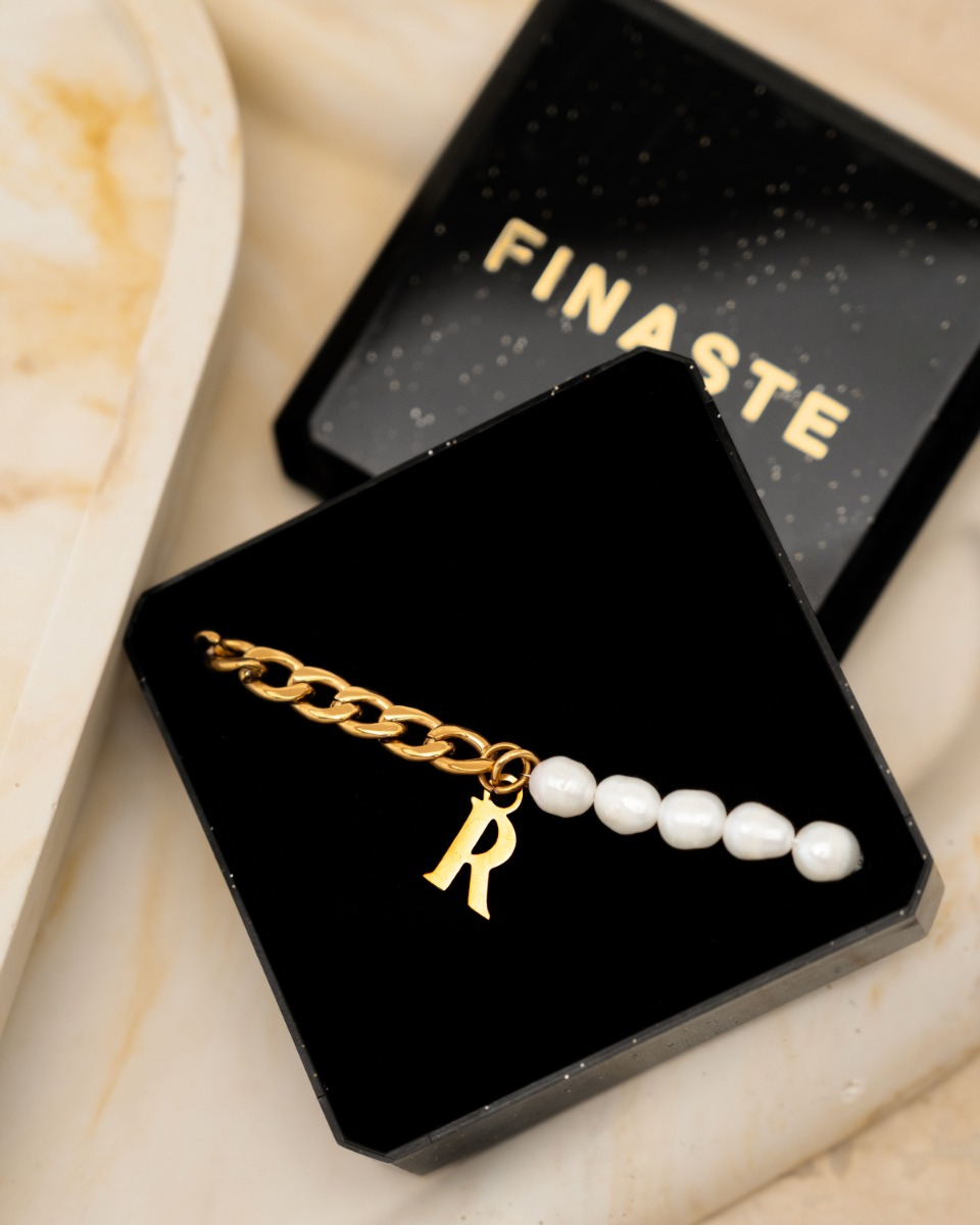 Gouden parel armband met letter in sieradendoosje