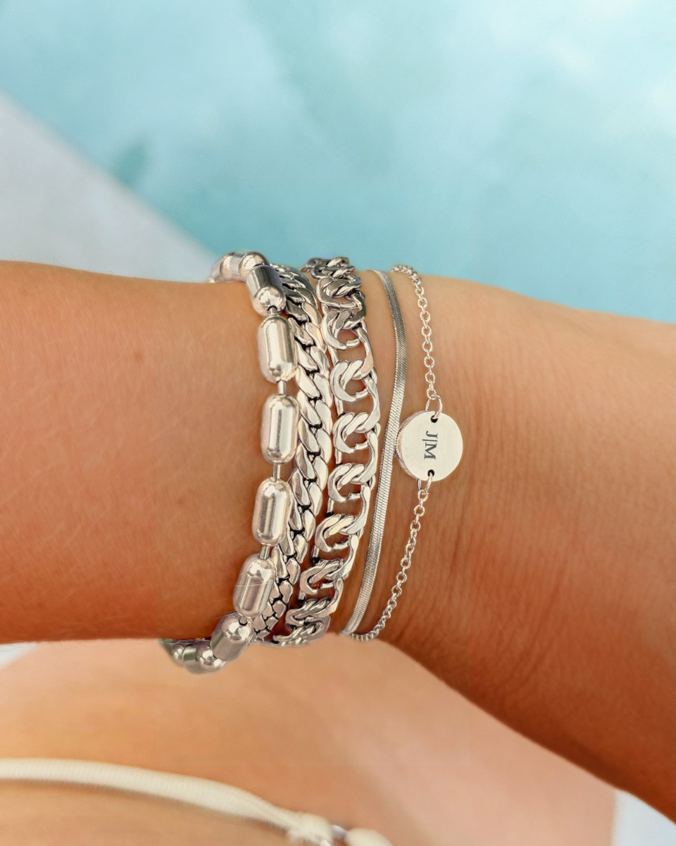 Zilveren armparty bij het water