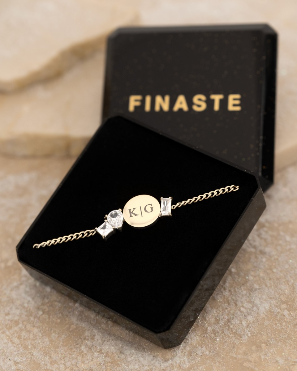 Zilveren initial armband met steentjes in sieradendoosje