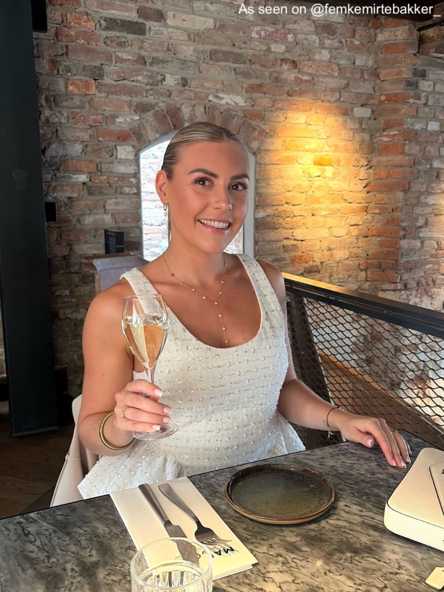 Influencer draagt gouden Y ketting