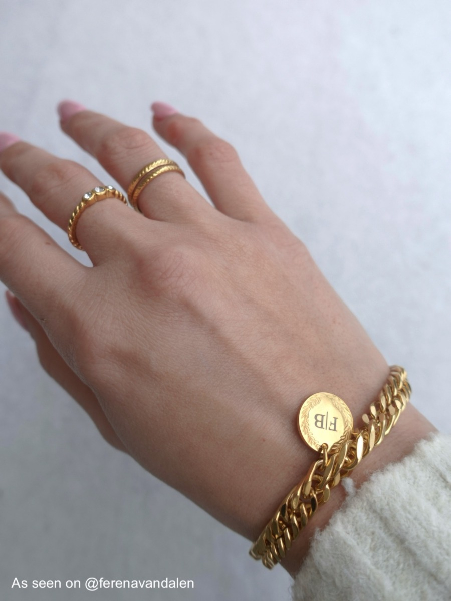 Influencer draagt chunky gouden graveerbare armband