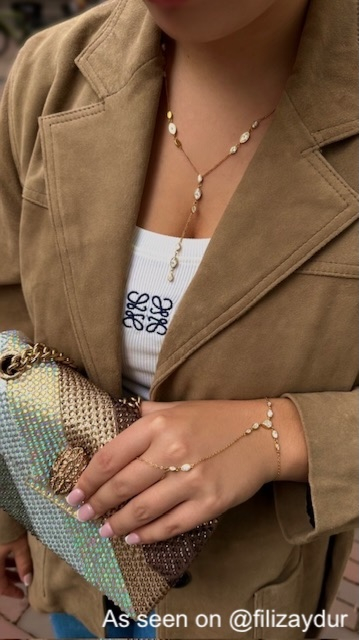 gouden y ketting bij influencer