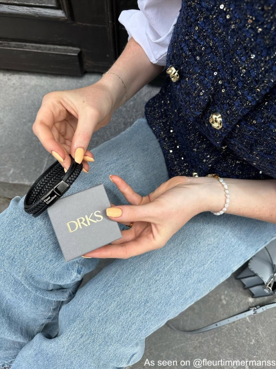 Influencer met armband
