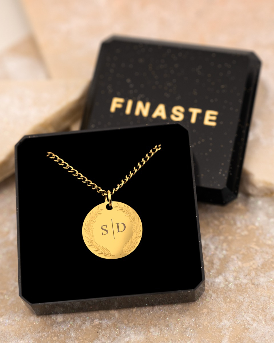 Gouden coin ketting met 2 letters in sieradendoosje
