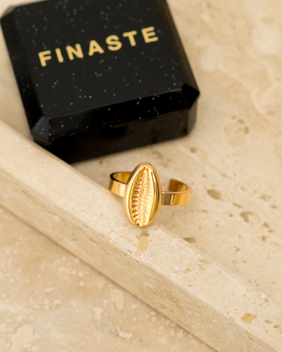 Gouden verstelbare ring met schelp