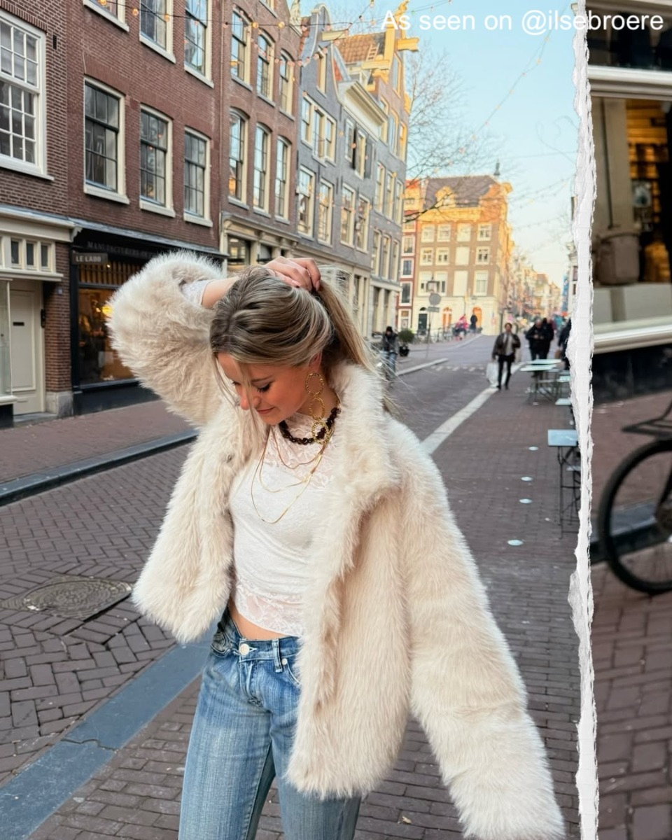 influencer draagt gouden statement oorbellen
