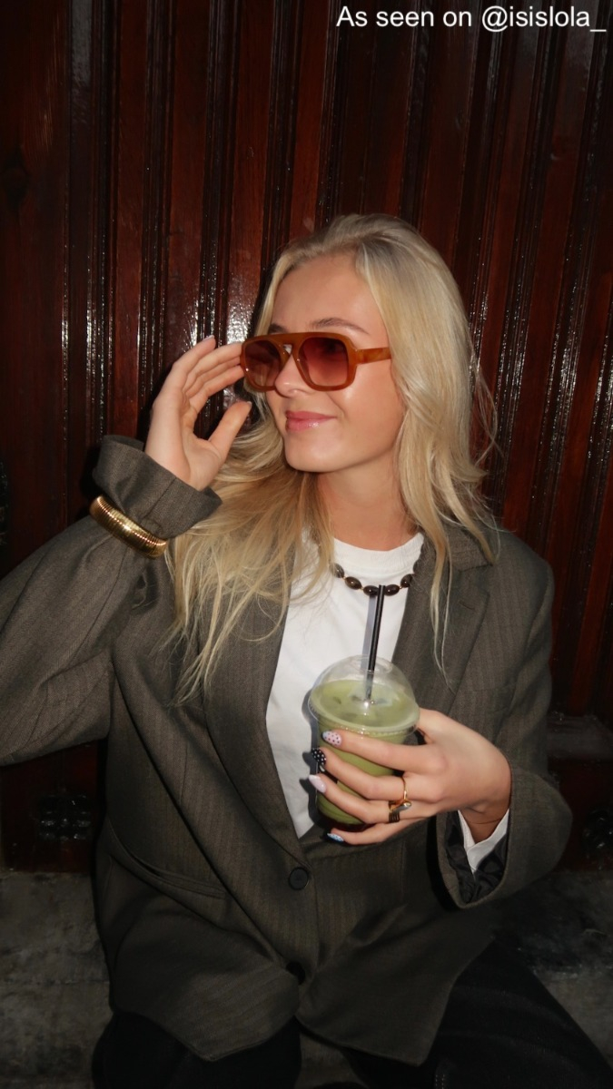 Influencer met kralenketting bruin ovaal