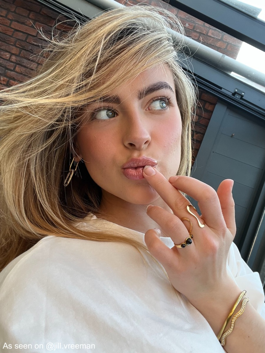 Influencer draagt gouden wave ring