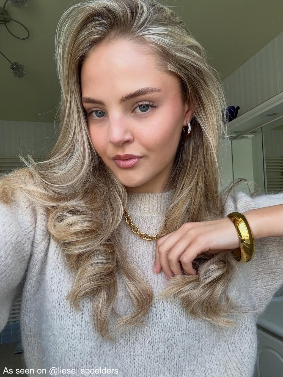 Influencer draagt gouden statement bangle