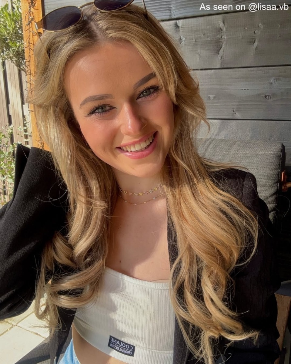 influencer met bloemetjes ketting