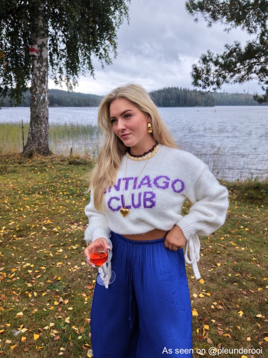 Influencer met kralenketting mix bruin