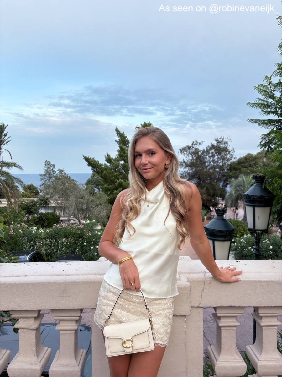 Influencer met goud sieraad