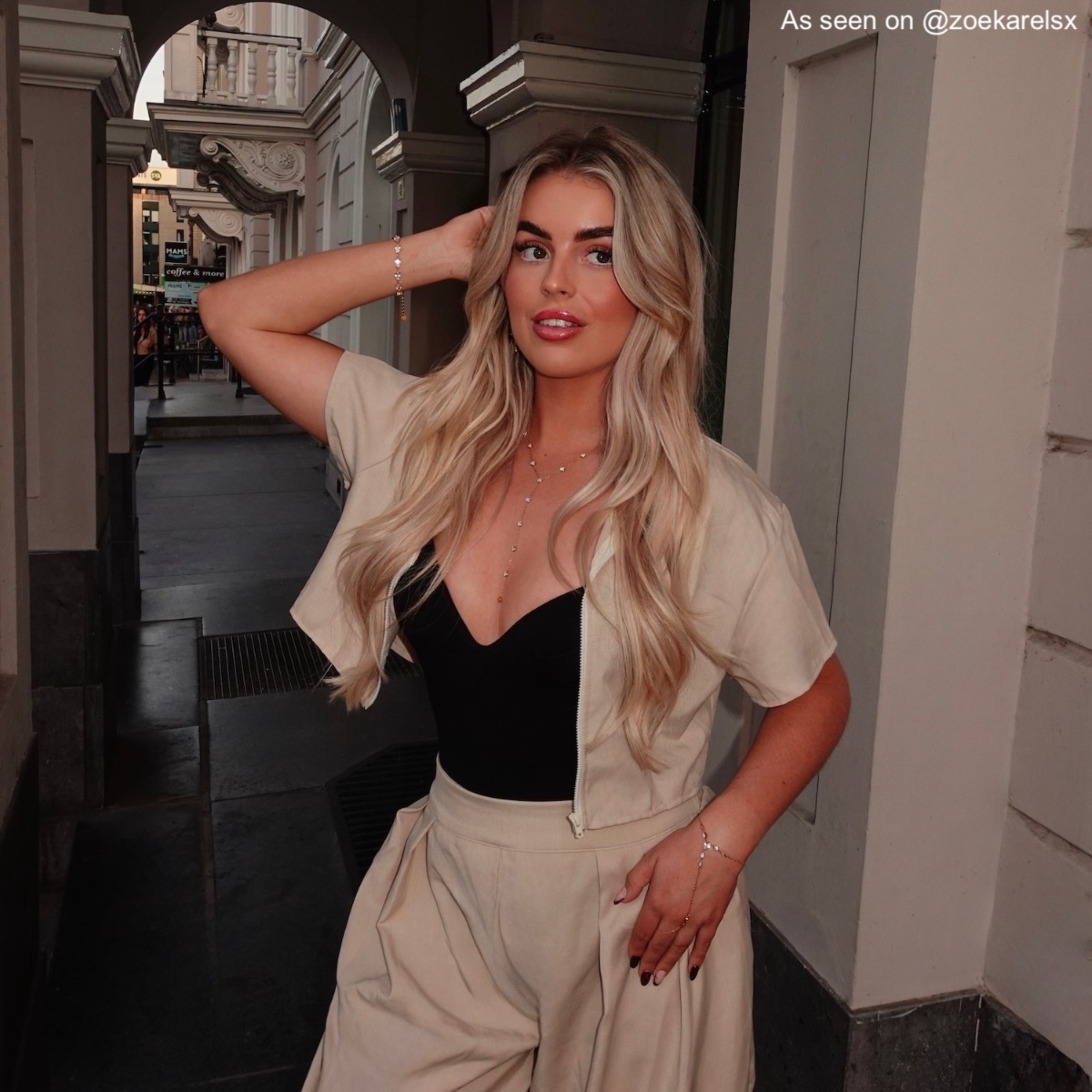 Blonde influencer draagt Y ketting met steentjes