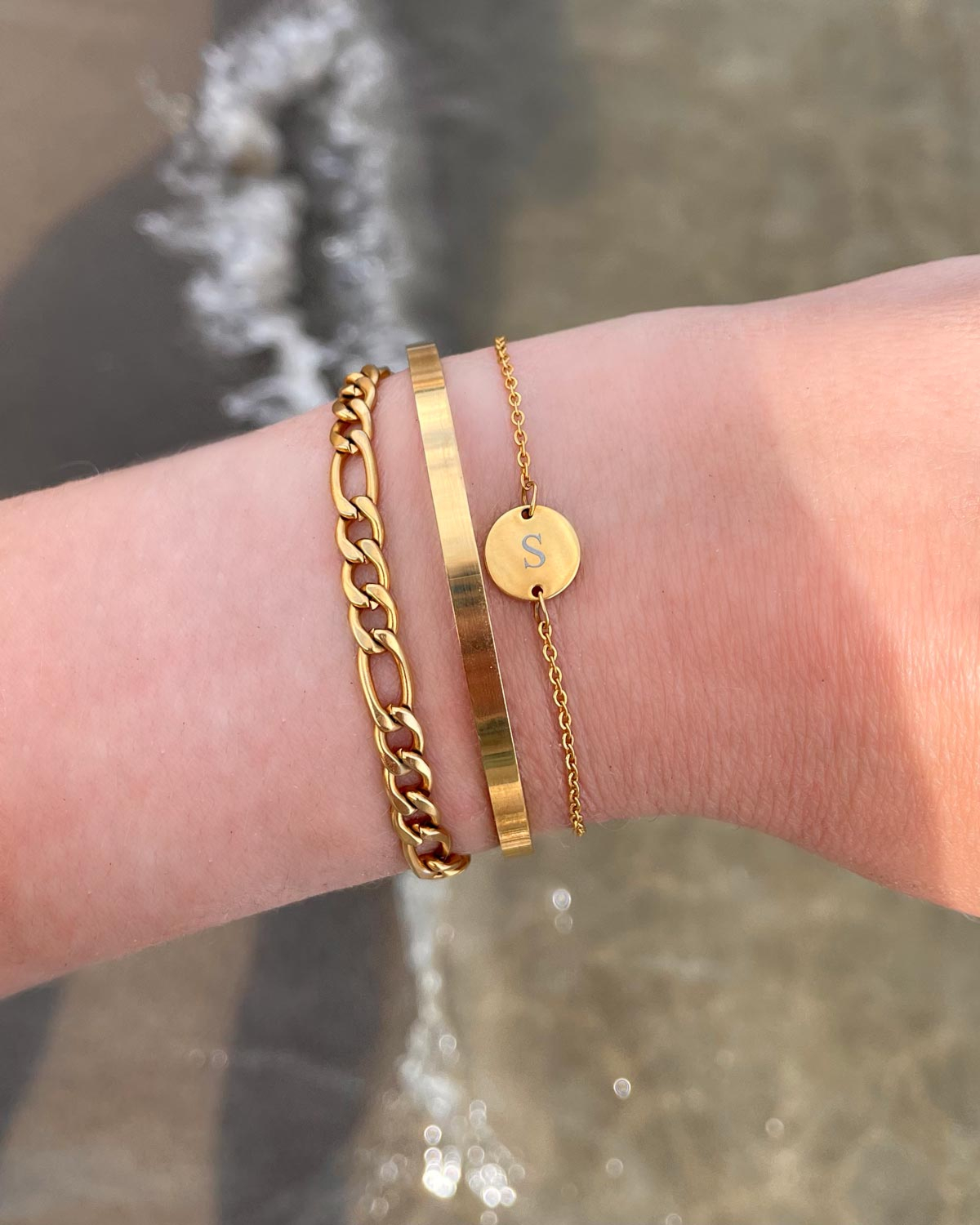 gouden armband om pols