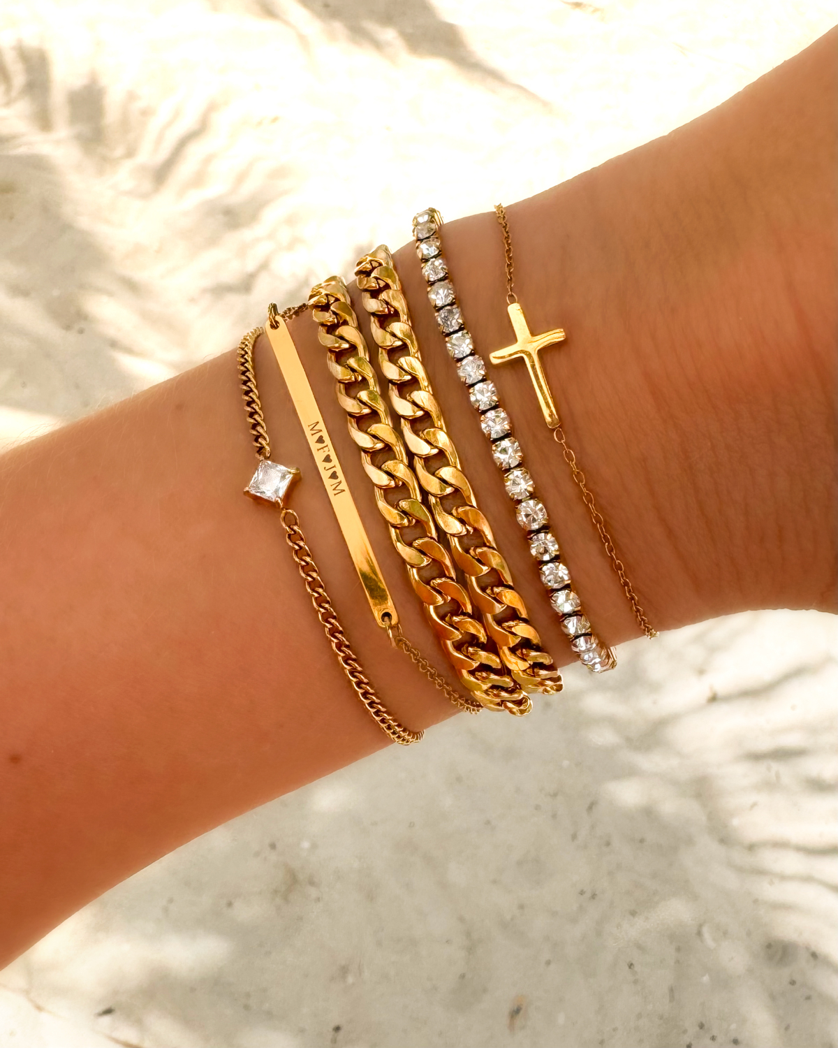 Mix van gouden armbanden om pols