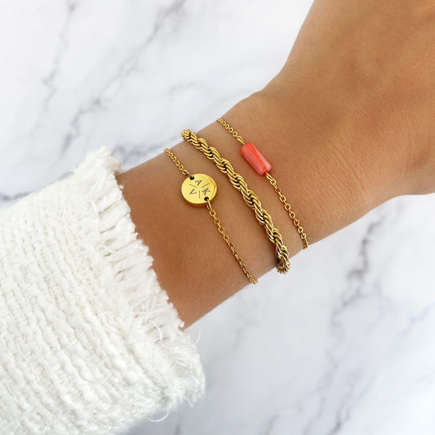 mix en match van armbanden om pols