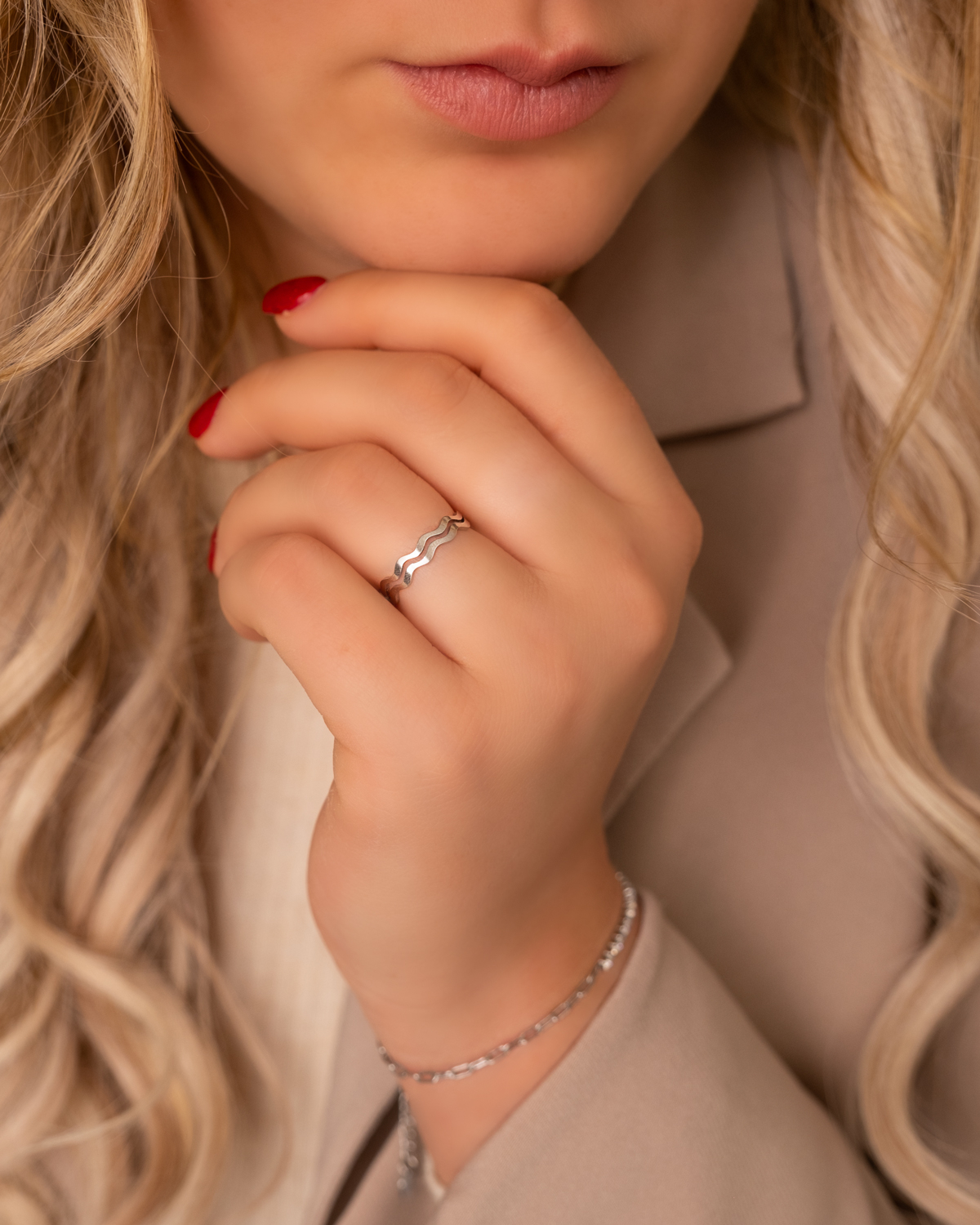 Model draagt ring double waves om vingers