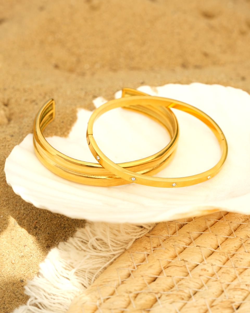 gouden bangles op schelp