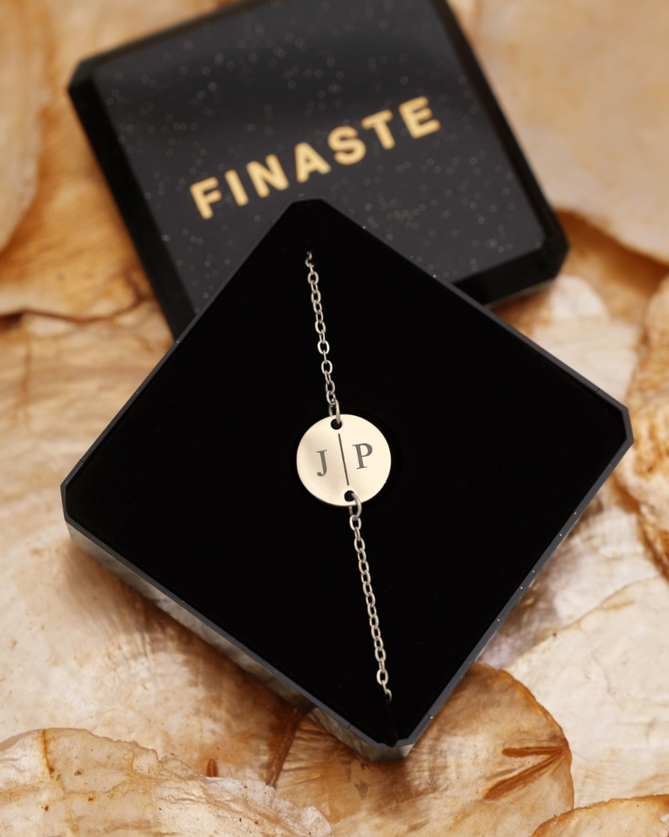 zilveren initialen armband in sieradendoosje