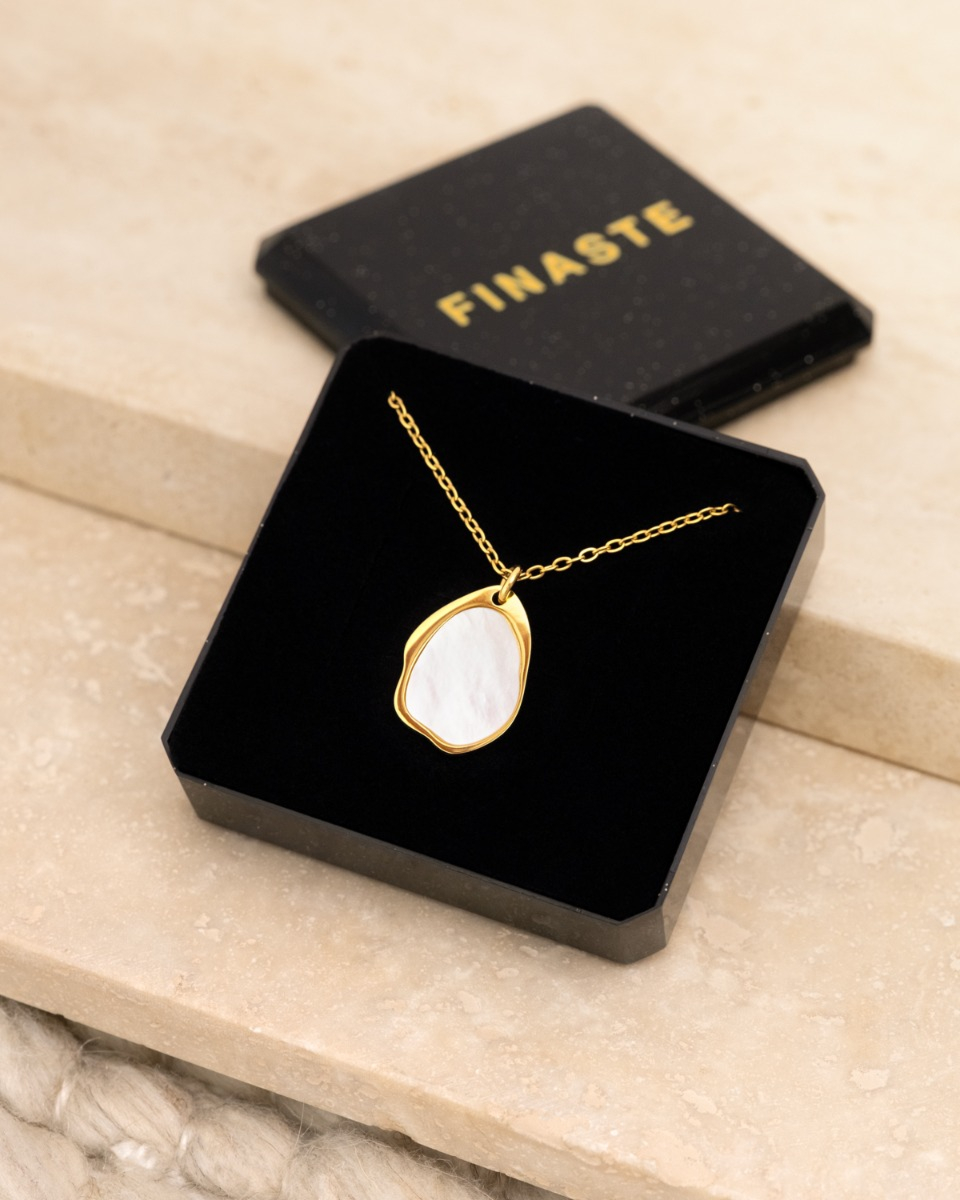 gouden parelmoer ketting in sieradendoosje