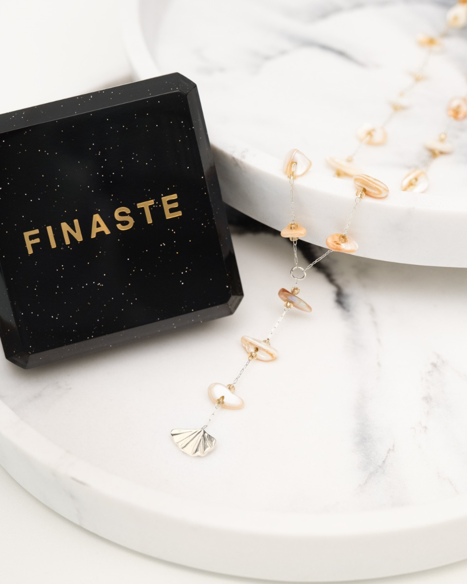 zilveren ketting met beige schelpjes en sieradendoosje