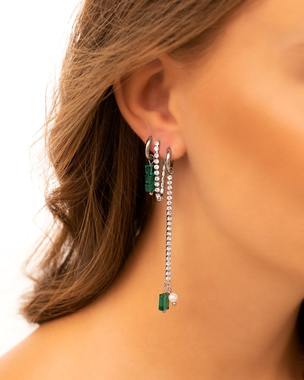 Model draagt groene earparty