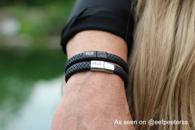 Influencer deelt mannen armbanden