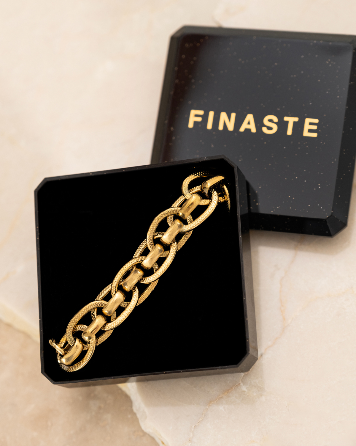 Extra chunky chain armband in sieradendoosje