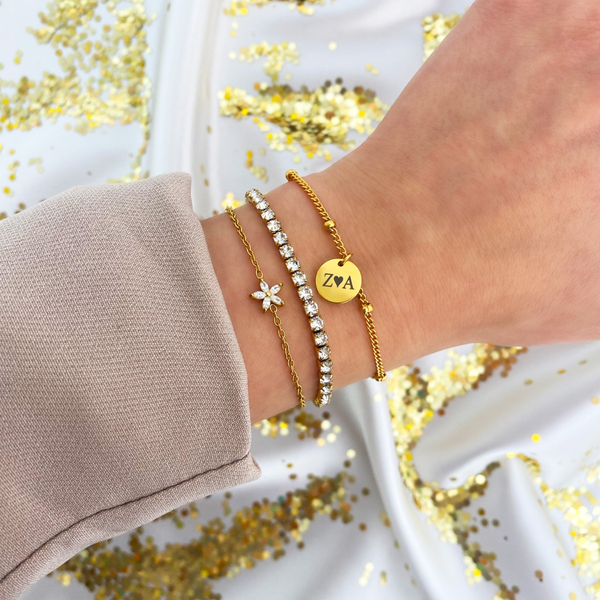 Gouden armparty met steentjes